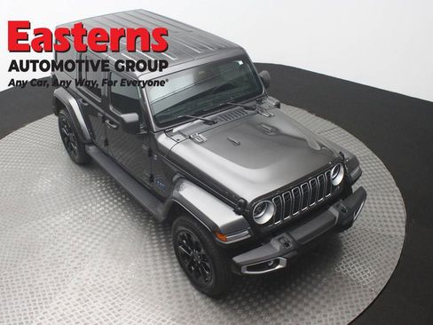 Used 2025 Jeep Wrangler Unlimited Sahara AWD/4WD image 3