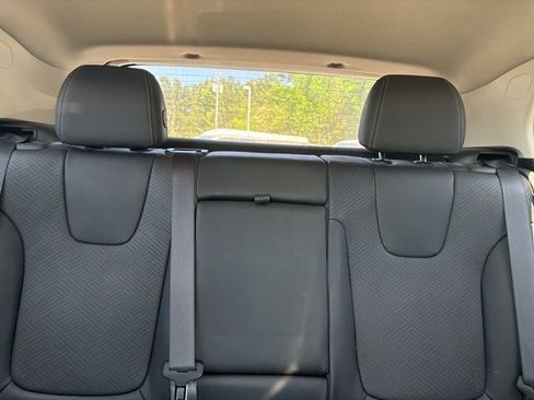 Used 2022 Buick Encore GX Essence image 11