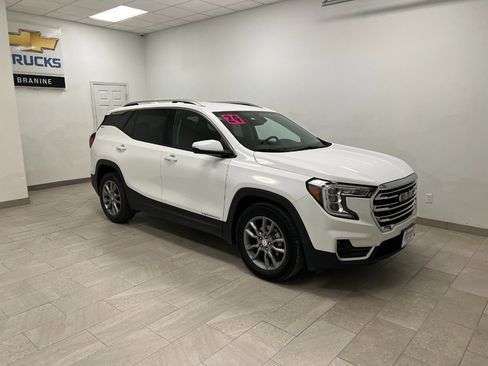 Used 2024 GMC Terrain SLT image 3
