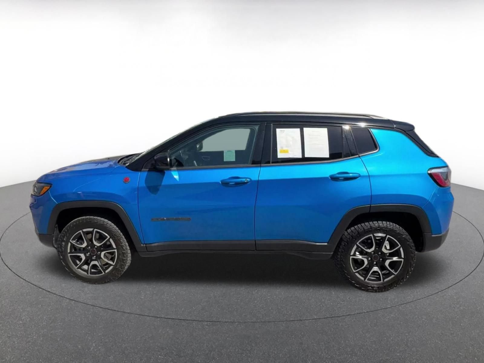 Used 2025 Jeep Compass Trailhawk AWD/4WD image 8