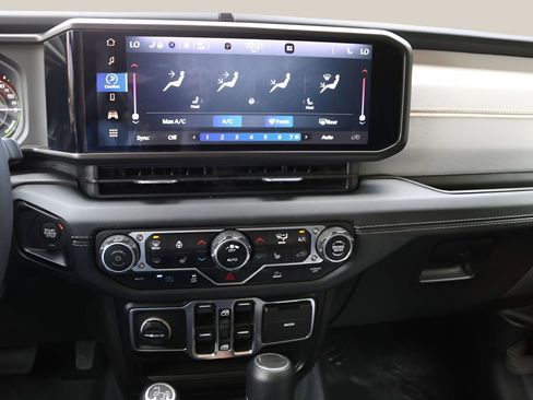 Used 2024 Jeep Wrangler Unlimited Sahara AWD/4WD image 22