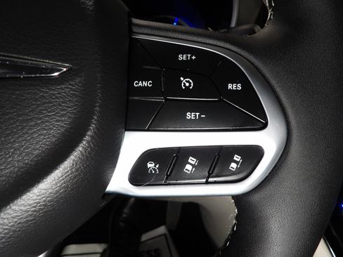 Used 2024 Chrysler Pacifica Limited FWD image 25