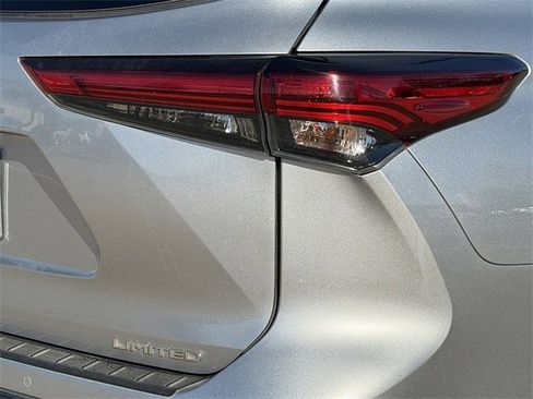 Certified 2022 Toyota Highlander Limited image 7