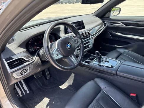 Used 2022 BMW 740i w/ M Sport Package RWD image 9