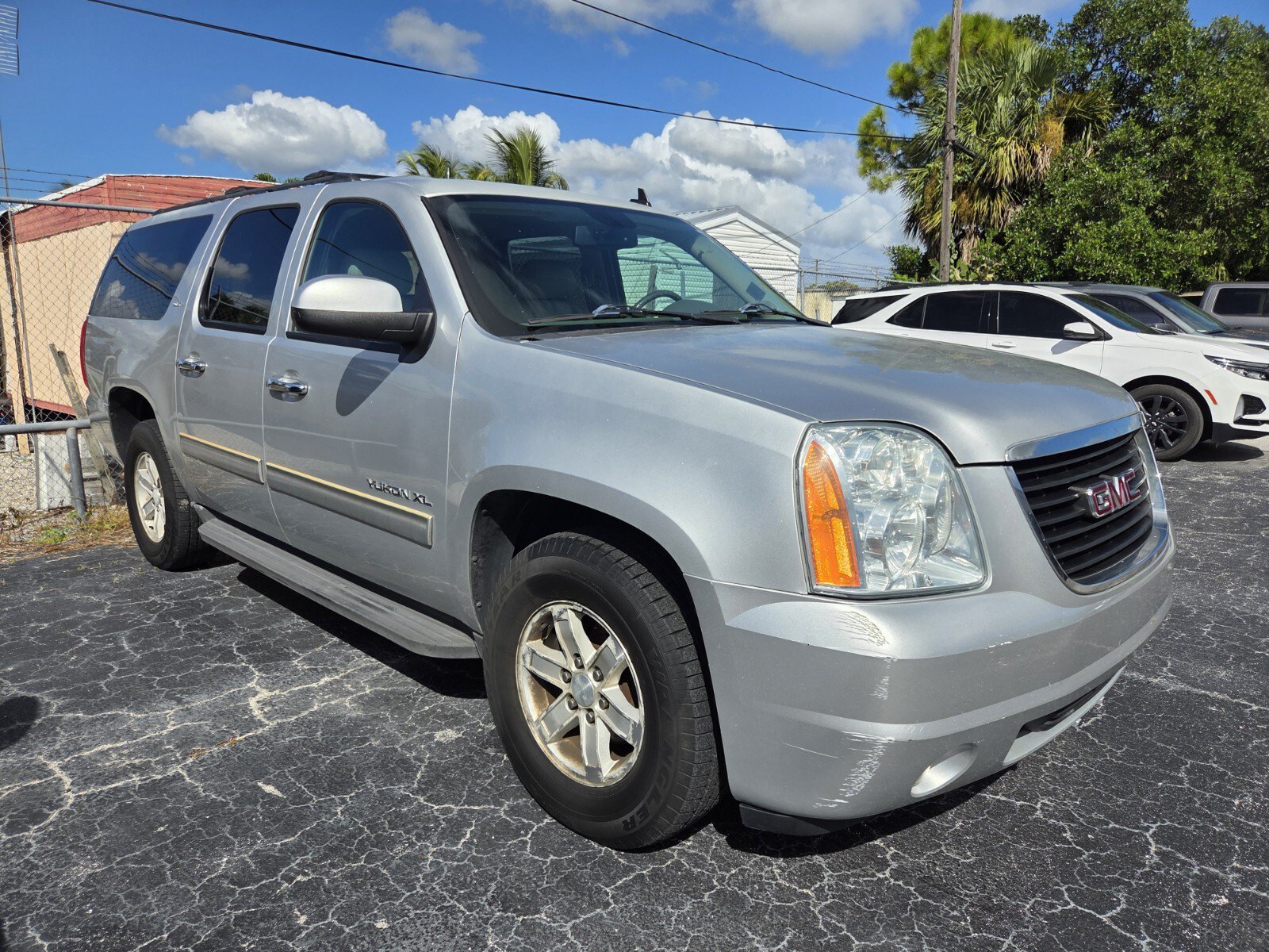 Used 2014 GMC Yukon XL SLT RWD image 3