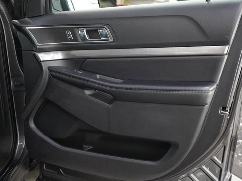 Used 2018 Ford Explorer XLT w/ Equipment Group 202A AWD/4WD image 10