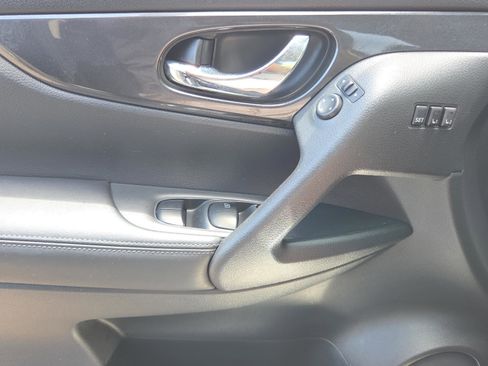 Used 2018 Nissan Rogue SV w/ Premium Package FWD image 17