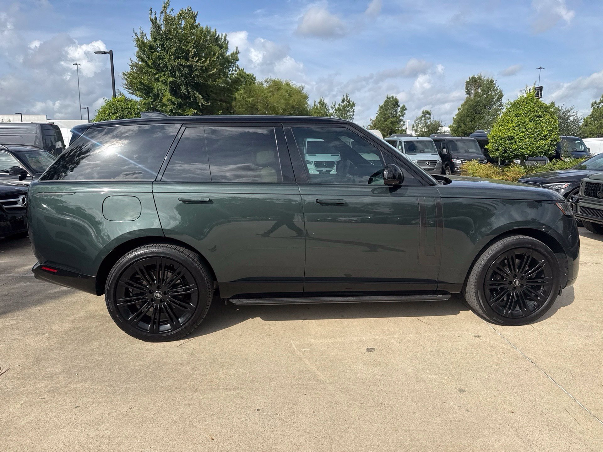 Used 2025 Land Rover Range Rover SE AWD/4WD image 3