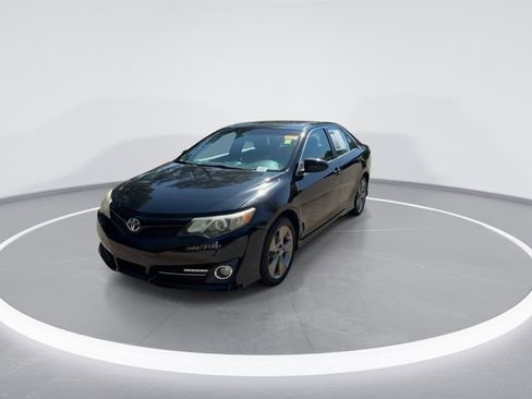 Used 2014 Toyota Camry SE w/ Leather Package FWD image 3