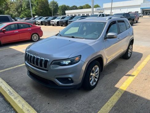 Used 2019 Jeep Cherokee Latitude Plus FWD image 2