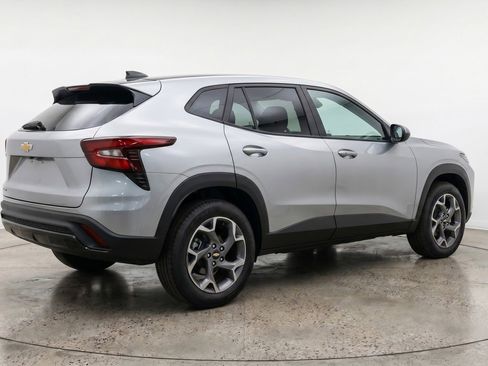Used 2025 Chevrolet Trax LT FWD image 9
