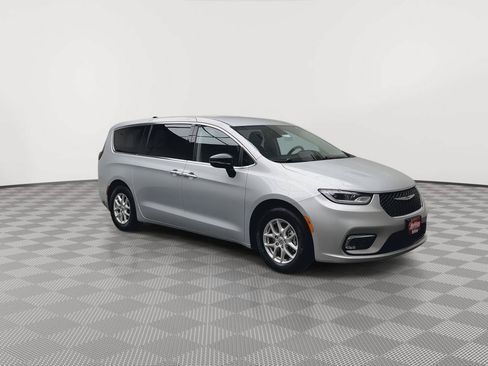 Used 2024 Chrysler Pacifica Touring-L FWD image 32