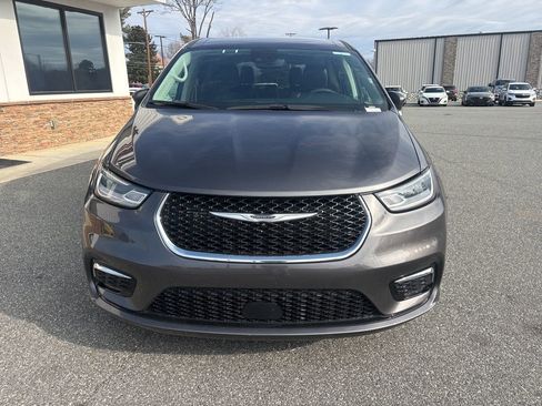 Used 2023 Chrysler Pacifica Touring-L image 9