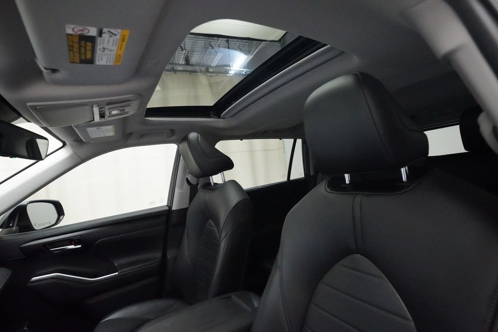 Used 2020 Toyota Highlander XLE FWD image 32