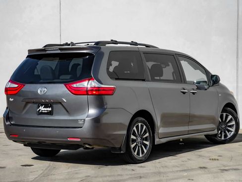 Used 2018 Toyota Sienna XLE image 9