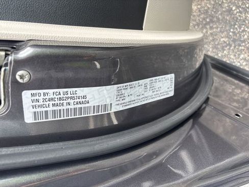 Used 2023 Chrysler Pacifica Touring-L FWD image 30