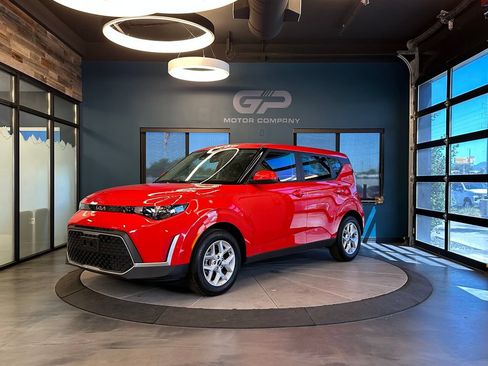 Used 2025 Kia Soul LX w/ LX Technology Package FWD image 7