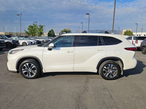 Used 2020 Toyota Highlander XLE AWD/4WD image 18