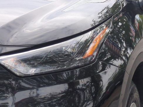 Used 2024 Toyota Highlander LE AWD/4WD image 25