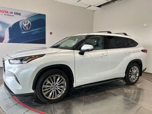 Used 2023 Toyota Highlander Platinum AWD/4WD image 3