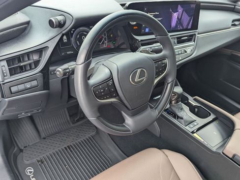 Certified 2025 Lexus ES 300h w/ Luxury Package image 4