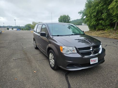 Used 2019 Dodge Grand Caravan SE w/ UConnect Hands-Free Group image 3
