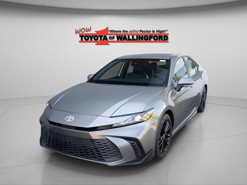 Used 2025 Toyota Camry SE FWD image 1