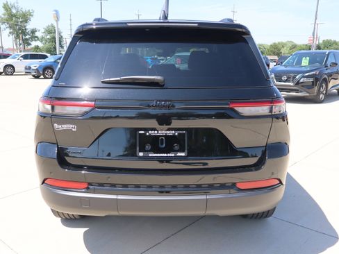 Used 2025 Jeep Grand Cherokee Altitude AWD/4WD image 6