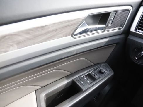 Used 2022 Volkswagen Atlas Cross Sport SE image 25