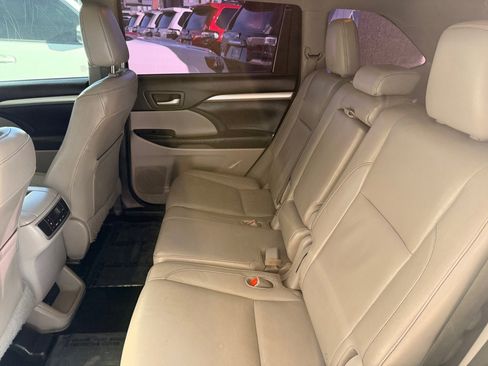 Used 2014 Toyota Highlander XLE image 18