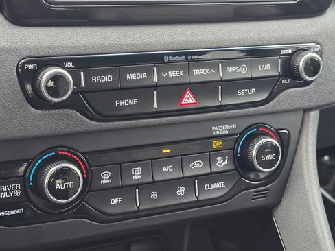 Used 2019 Kia Niro EX image 28