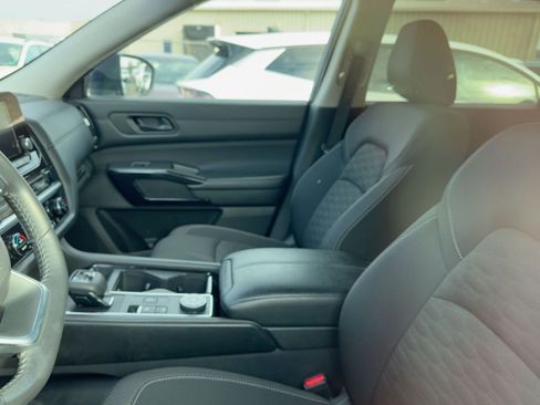 Used 2025 Nissan Pathfinder SV image 7