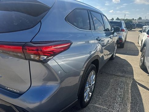 Used 2023 Toyota Highlander Limited FWD image 5