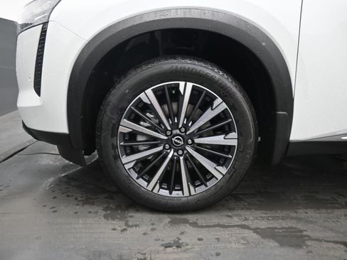 New 2026 Nissan Pathfinder Platinum FWD image 9