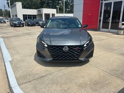 Used 2023 Nissan Altima 2.5 SR w/ SR Premium Package FWD image 2