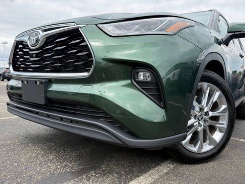 Used 2024 Toyota Highlander Limited AWD/4WD image 30