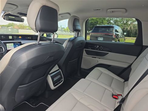New 2026 Lincoln Nautilus Premier AWD/4WD image 9