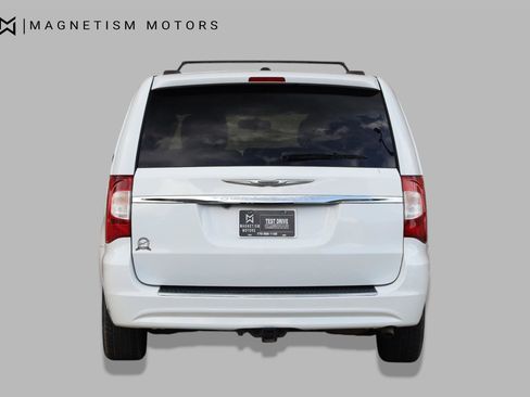 Used 2014 Chrysler Town & Country Touring FWD image 8