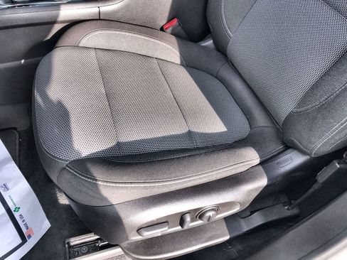 Used 2023 Chevrolet Traverse LT image 12