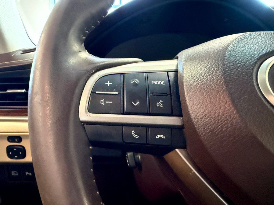 Used 2016 Lexus ES 350 w/ Luxury Package w/Wood Trim FWD image 17