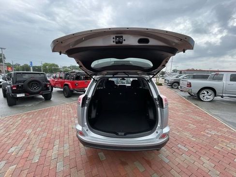 Used 2018 Toyota RAV4 LE FWD image 33