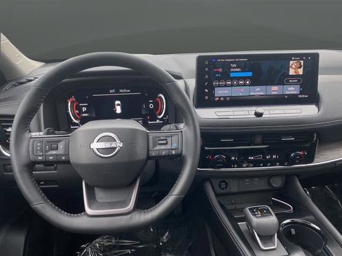 Used 2025 Nissan Rogue Platinum image 5