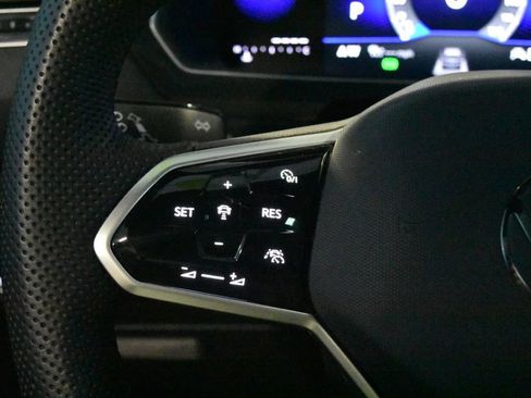 Used 2024 Volkswagen Tiguan SE R-Line image 9