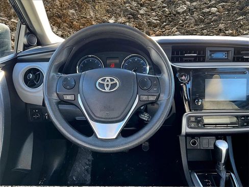 Used 2017 Toyota Corolla LE image 5