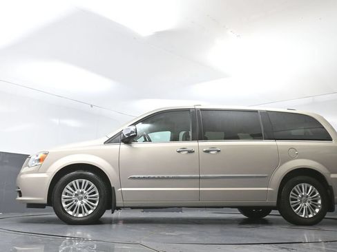Used 2015 Chrysler Town & Country Limited Platinum w/ Trailer Tow Group FWD image 22