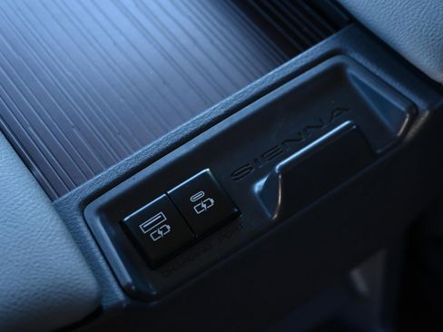 Used 2023 Toyota Sienna XLE image 28