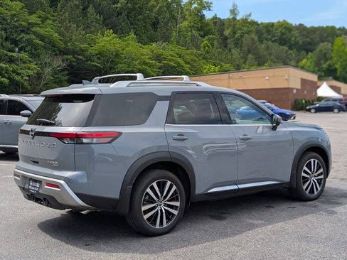 Used 2025 Nissan Pathfinder Platinum AWD/4WD image 9