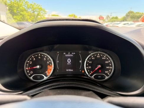 Used 2017 Jeep Renegade Altitude FWD image 24