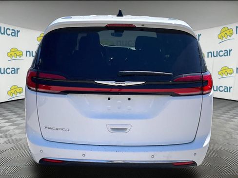 Used 2023 Chrysler Pacifica Touring-L FWD image 3
