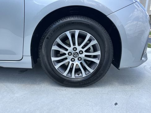 Used 2019 Toyota Sienna XLE w/ XLE Navigation Package FWD image 13